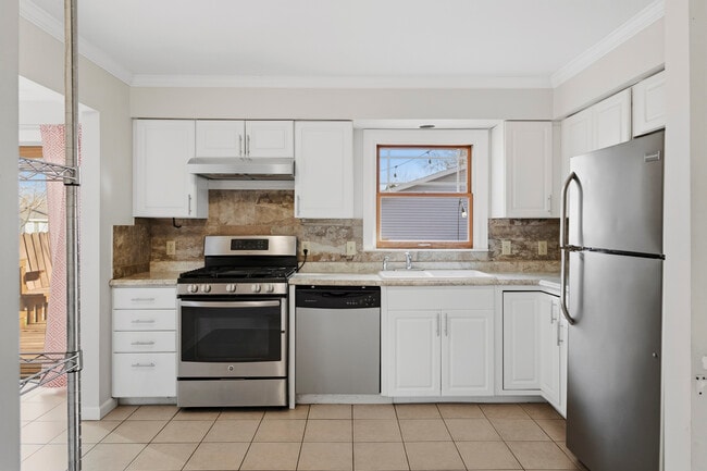 Building Photo - 1903 Sumac Dr