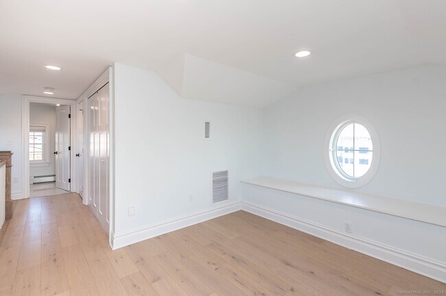 Building Photo - 1140 Fairfield Beach Rd