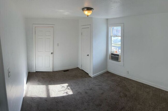 Building Photo - 1 BEDROOM MAGNA DUPLEX - GREAT PRICE!
