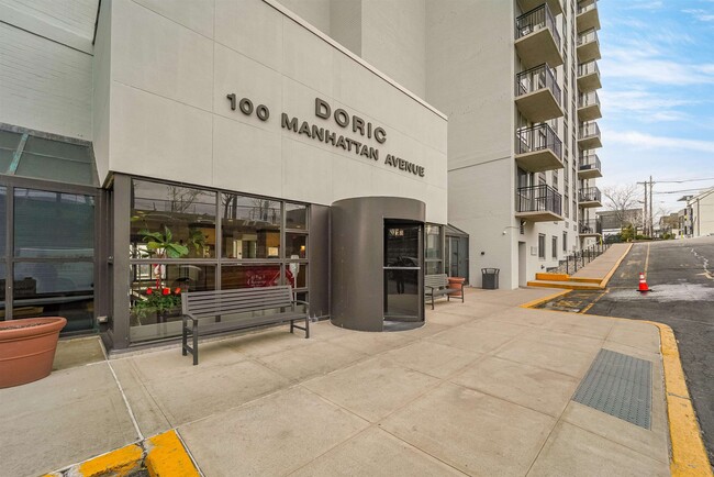 Primary Photo - 100 Manhattan Ave