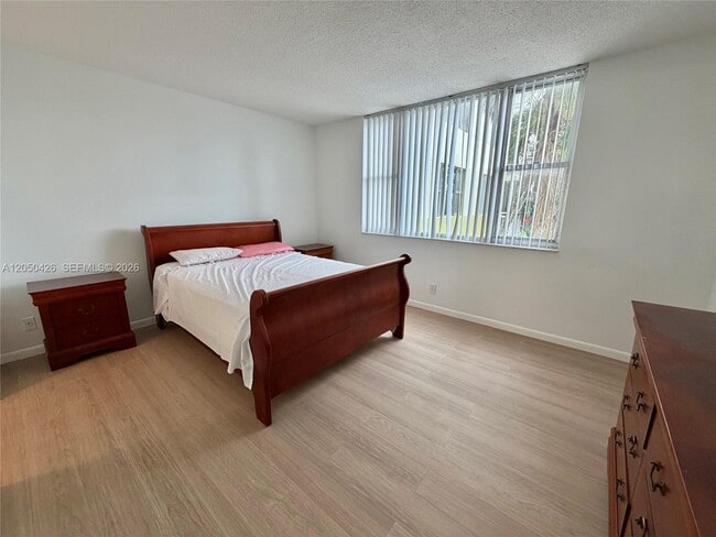 Building Photo - 4400 Hillcrest Dr