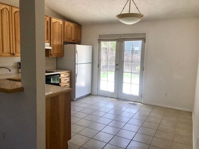 Building Photo - Start a Lease by 4/17 and get $250 off 1st Month!