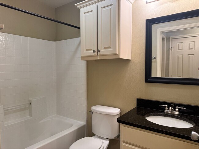 Building Photo - 516 S Baxter Ave