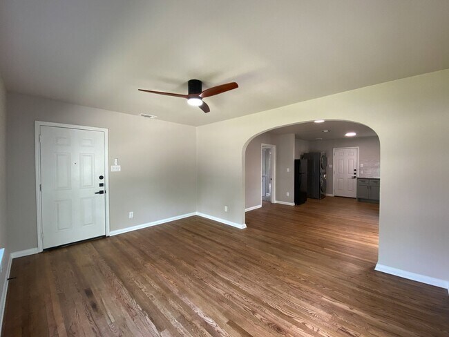 Building Photo - Super Cute, Newly Remodeled, 2bd/1bth hous...