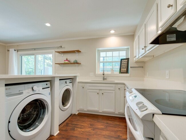 Building Photo - Check out this amazingly located 3 bed/2 b...