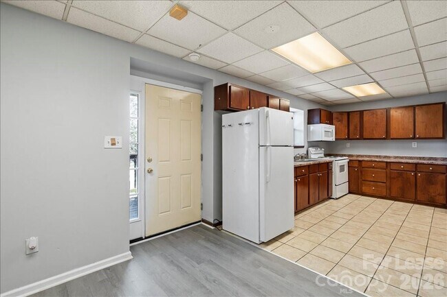 Building Photo - 300 E Gold St