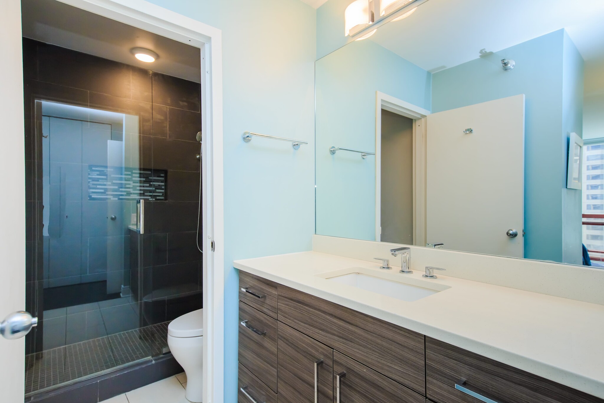 Master Bathroom - 200 N Dearborn St