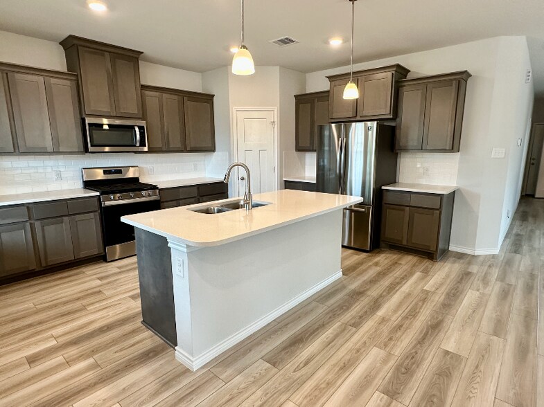 Building Photo - 810 Mineral Wells Ln