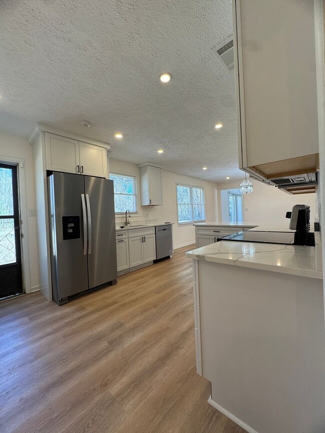 Building Photo - 3 BED | 2 BATH | TWO CAR GARAGE | LARGE FRONT AND BACK YARDS | AVAILABLE NOW