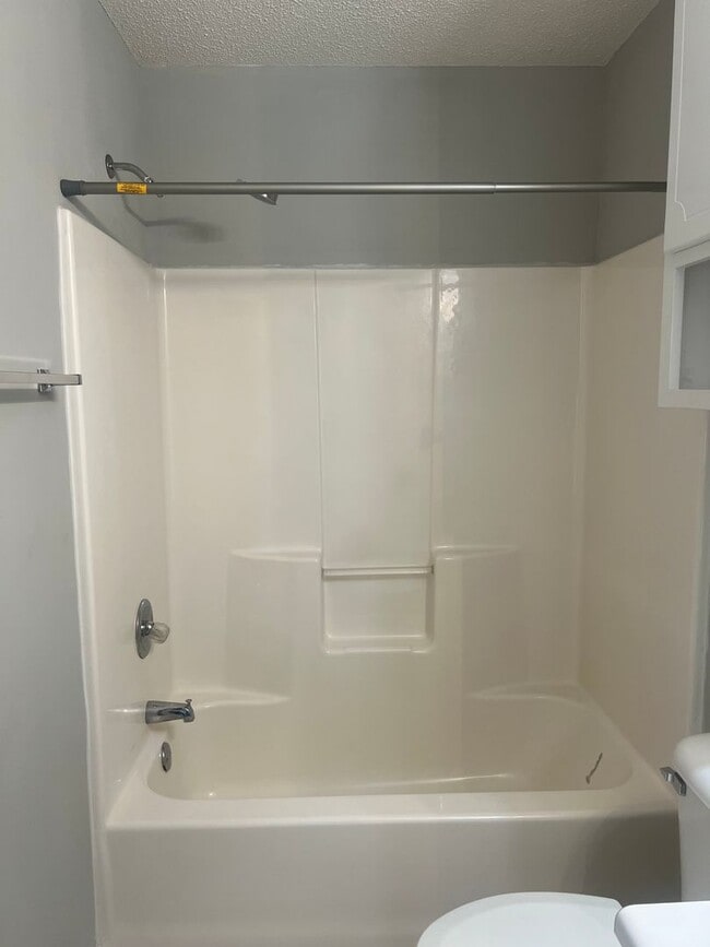 Building Photo - 102 S Spring View Dr