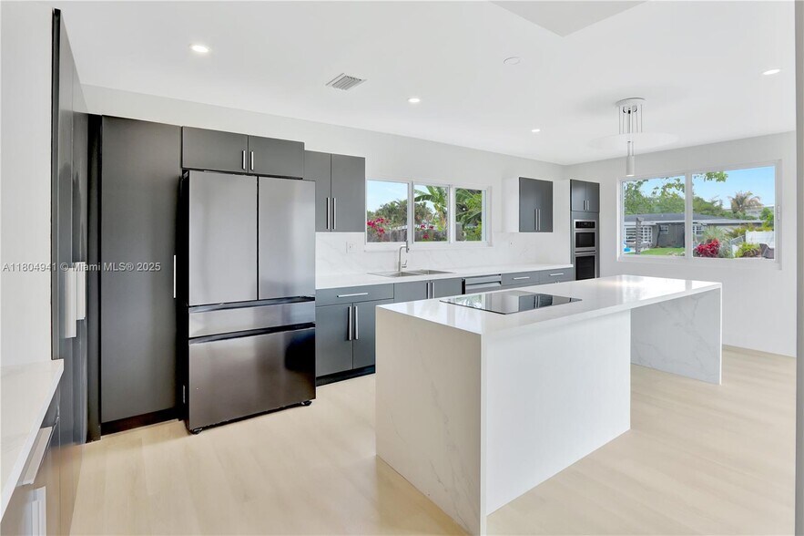 Building Photo - 1720 SW 23rd Ave