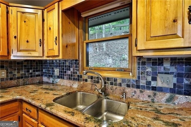 Building Photo - 127 Columbine Dr