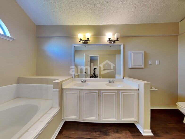 Building Photo - 2101 Flamingo Dr