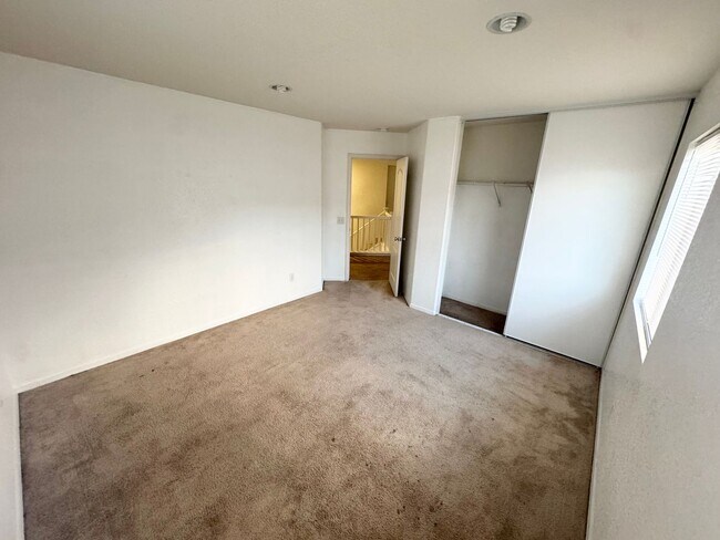 Building Photo - Spacious 5 bedroom home