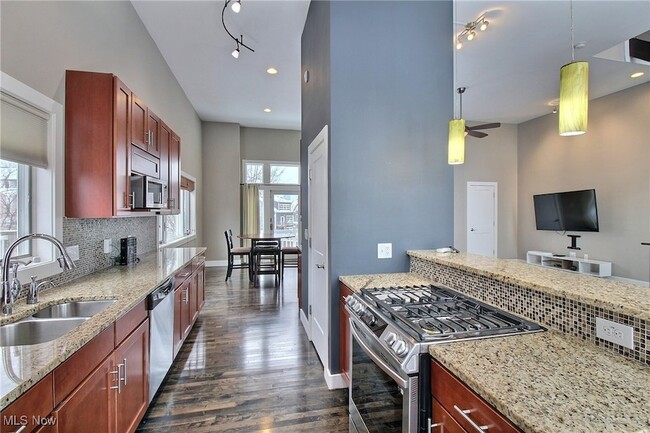 Building Photo - 2239 City View Dr