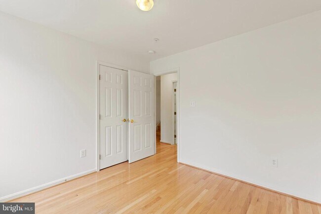 Building Photo - 11201 Woodglen Dr