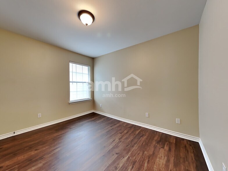 Building Photo - 2301 Arrowhead Dr