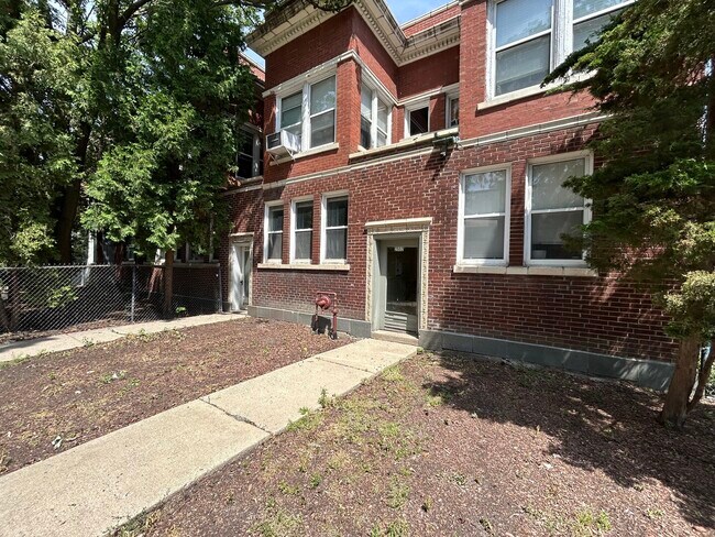 Building Photo - 2552 W Eastwood Ave