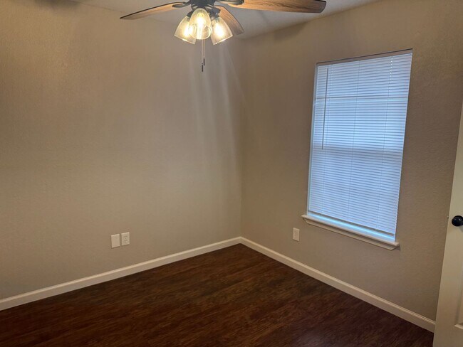 Building Photo - 323 S 12th St