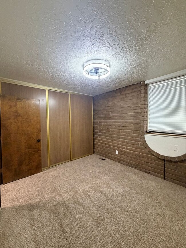 Building Photo - 3 Bedroom Townhouse