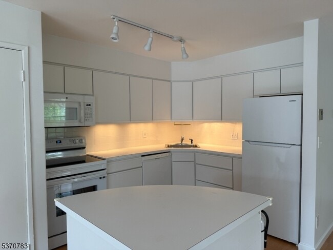 Building Photo - 301 Claremont Ave