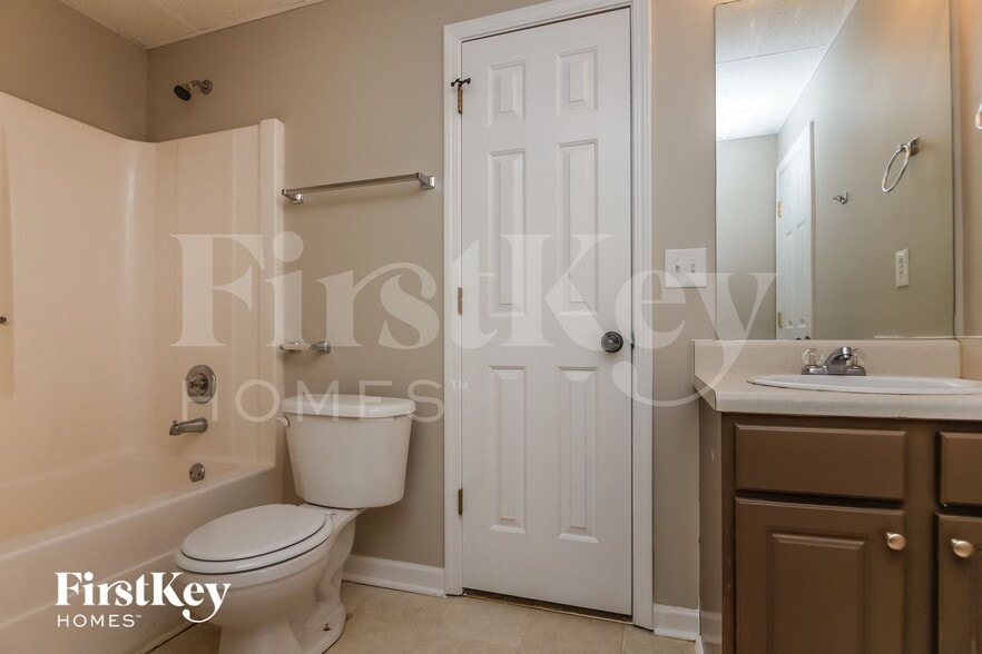 Building Photo - 136 Four Oaks Dr