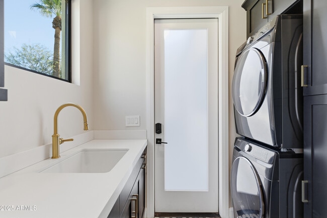 Building Photo - 4601 N Royal View Dr