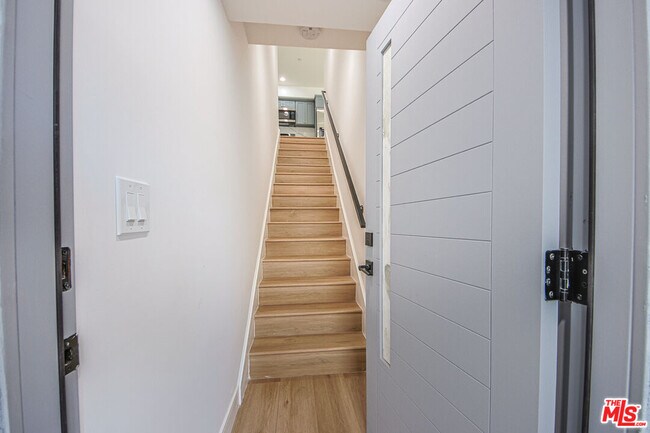 Building Photo - 10803 Kling St