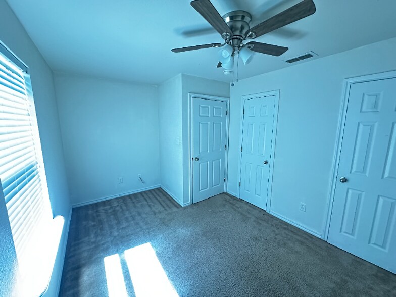 Building Photo - 852 W Vanderbilt St