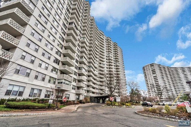 Building Photo - 2100 Linwood Ave