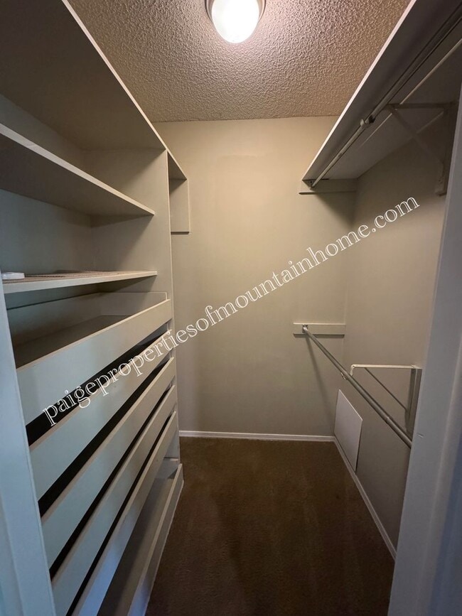 Building Photo - Stylish 3-Bedroom Home with Beautiful Kitc...