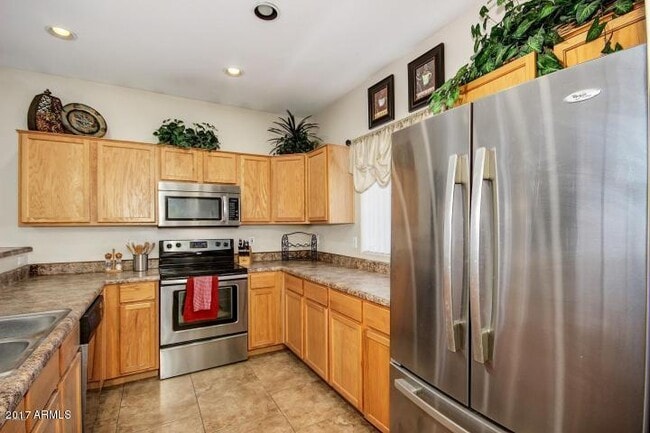 Building Photo - 934 E Madeline Dr