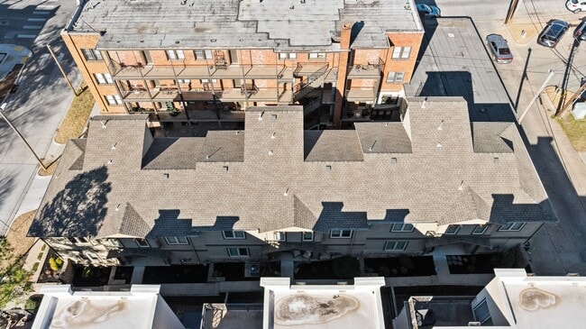 Building Photo - This luxurious townhouse on Cherry St.