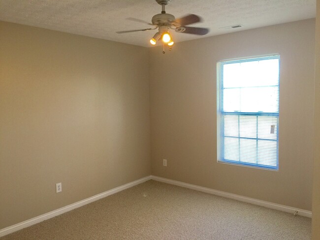 Building Photo - Beautiful Home in Quiet Cul-De-Sac Shelbyville! Basement!