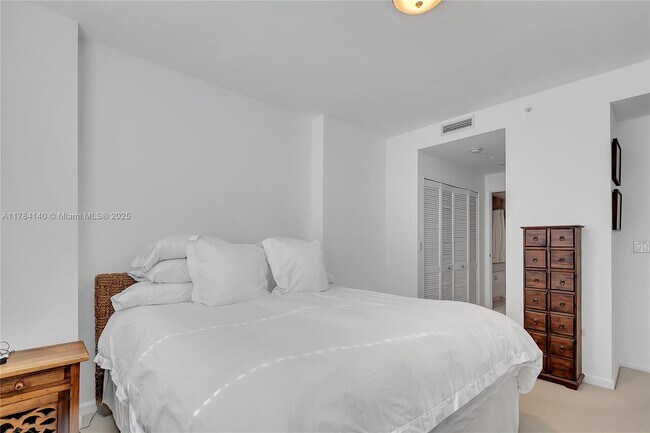 Building Photo - 801 Brickell Key Blvd