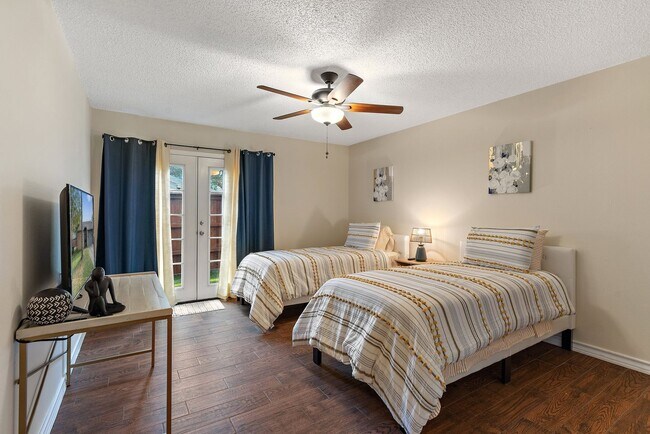 Building Photo - Captivating 3-Bedroom Escape with Private Deck & HOA Pool Access in Grand Prairie!