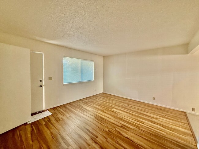 Building Photo - 287 E Elm St