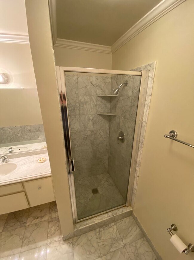 Building Photo - Beautiful Gigantic Condo in Beverly Hills!!!