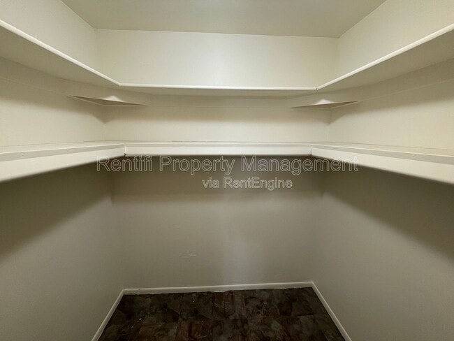 Building Photo - 805 SE 24th Ave