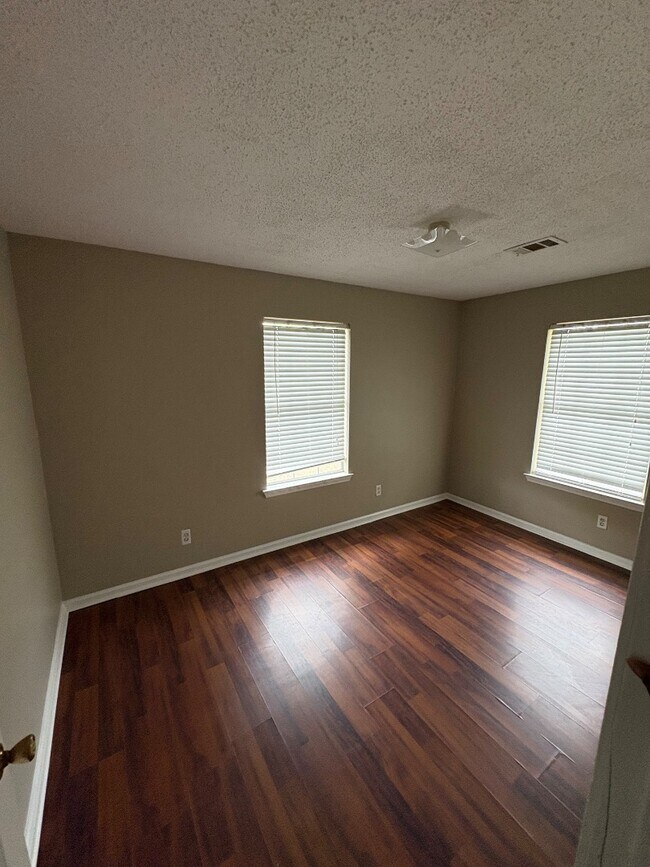 Building Photo - 352 Morton Ave