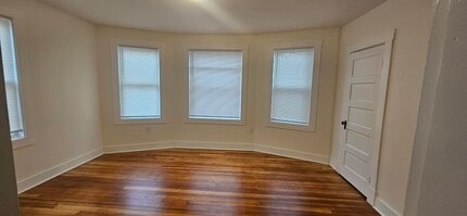 Building Photo - 3 Warren St