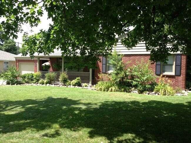 Building Photo - Stunning 3 Bedroom, 2 Bath Home in Univers...