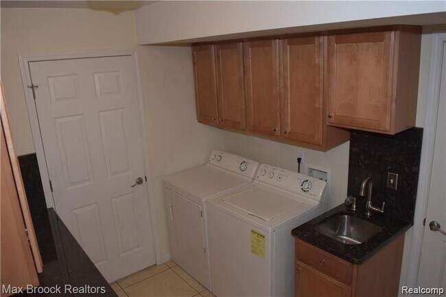 Building Photo - 28431 Carlton Way Dr