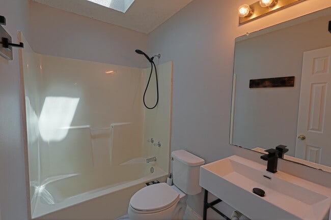 Building Photo - 1915 Sunrise Dr