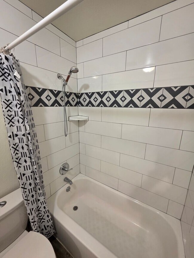 Building Photo - Massive 5 Bedroom Townhouse in Aurora
