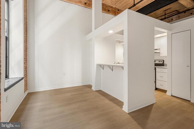 Building Photo - 303 Vine St
