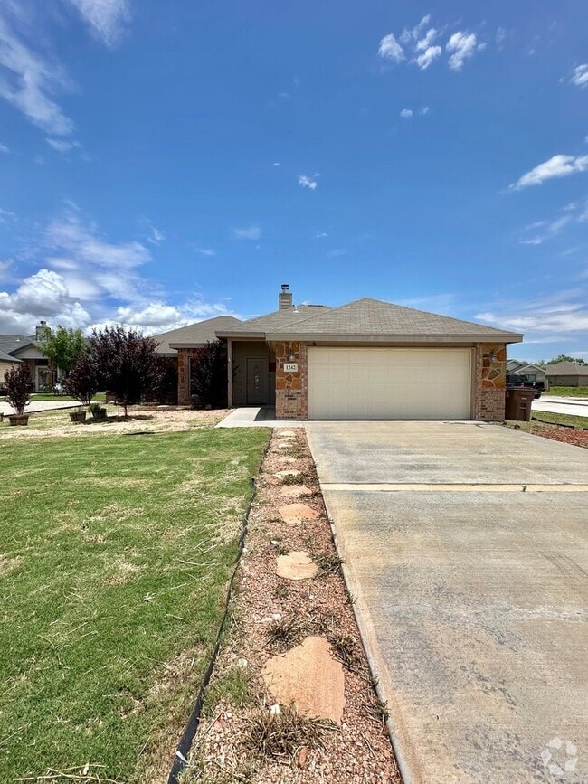 Building Photo - Now Available - Updated 3-Bedroom Home in ...