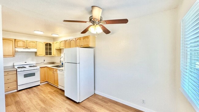 Building Photo - Darling, Upstairs, Corner-End Condo Unit i...