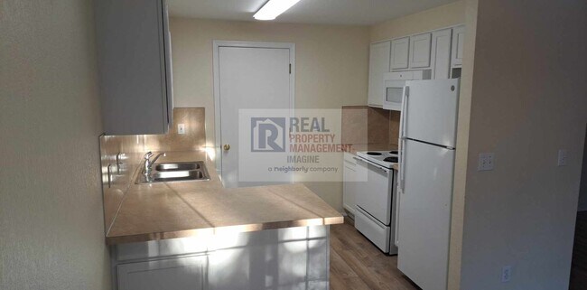 Building Photo - Check Out This Adorable 3 Bedroom, 2.5 Bath TownHome!