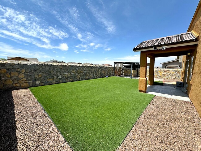 Building Photo - West El Paso 4 bed Refrig A/C